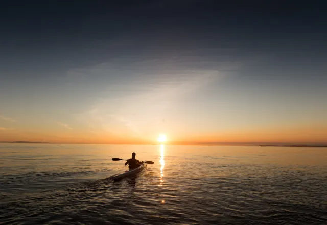 paddling i solnedgång